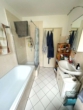 Badezimmer - Familienfreundliche 3-Zimmerwohnung mit Balkon und Garage in zentraler Lage