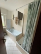 Badezimmer - Familienfreundliche 3-Zimmerwohnung mit Balkon und Garage in zentraler Lage