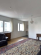 Wohnzimmer mit Fenster - Stilvolle 2-Zimmer-Wohnung mit Balkon & TG-Stellplatz in ruhiger Lage von Köln-Bayenthal