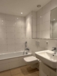 Badzimmer mit Wanne - Stilvolle 2-Zimmer-Wohnung mit Balkon & TG-Stellplatz in ruhiger Lage von Köln-Bayenthal